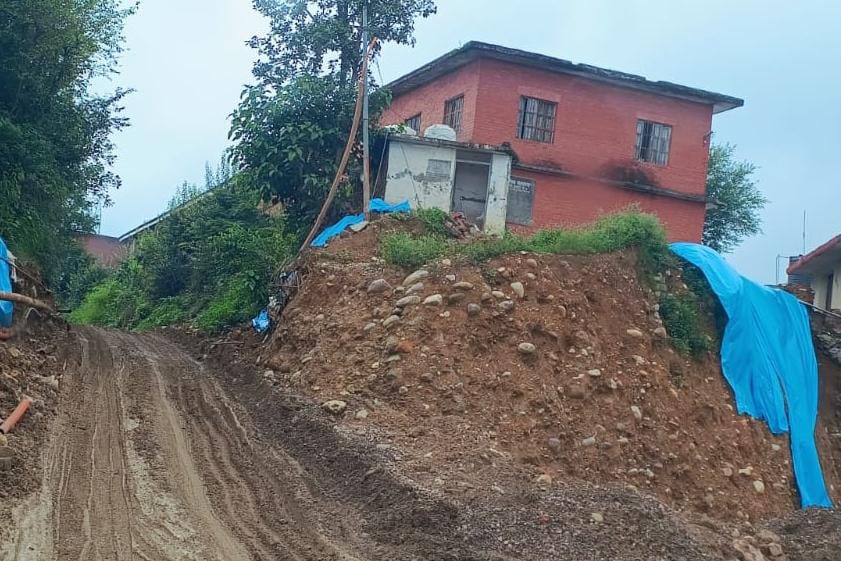 प्रशासन ने की अवैध डंम्पिंग पर कार्रवाई न करने की आलोचना, किसानों का प्रदर्शन