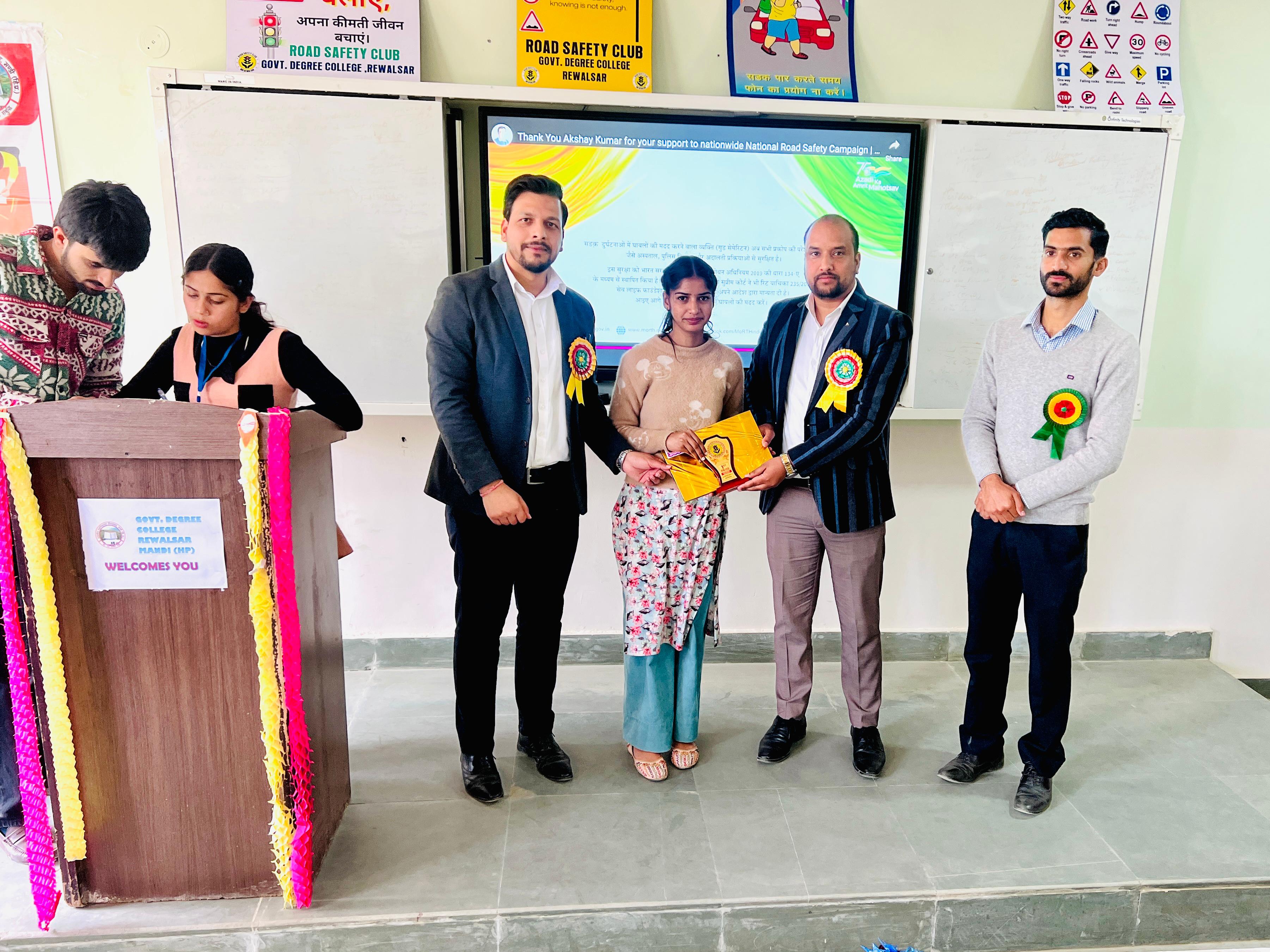 प्रतियोगिताओं में काजल व रीना ने मारी बाजी