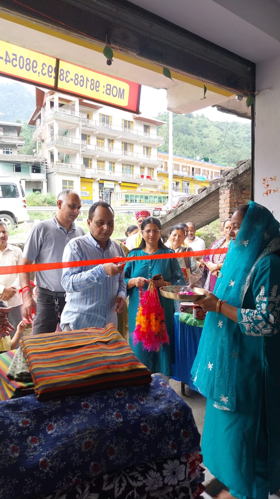 सनोर घाटी में शर्मा वुमन कलेक्शन रेडीमेड शोरूम का शुभारंभ 