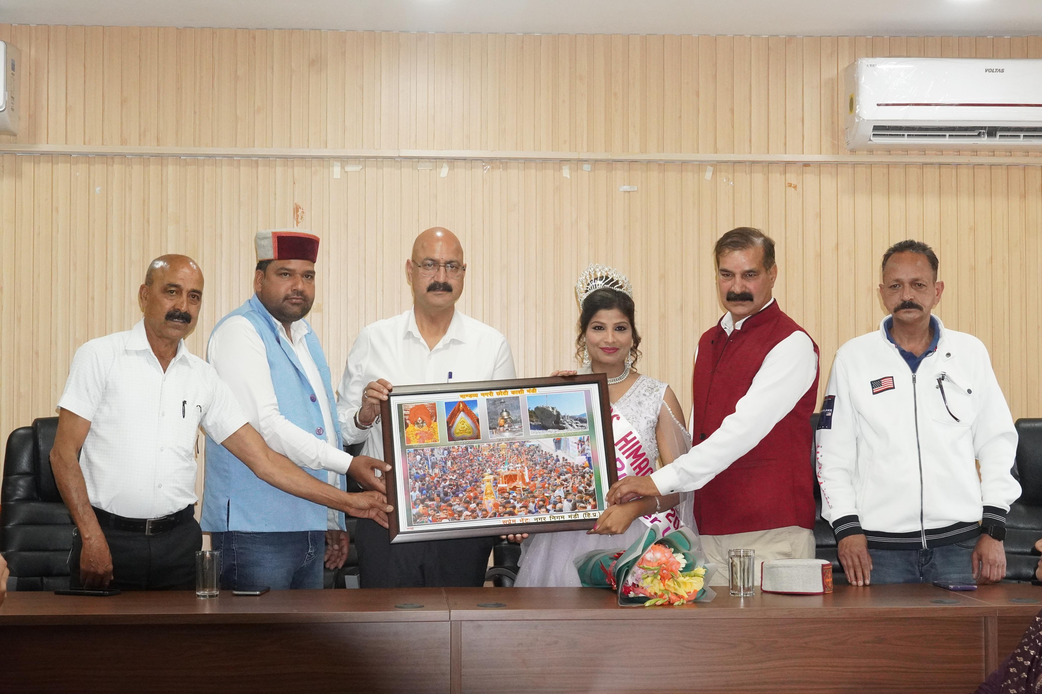 नगर निगम ने नवाजीं मिस हिमाचल प्रथम रनरअप कोमल