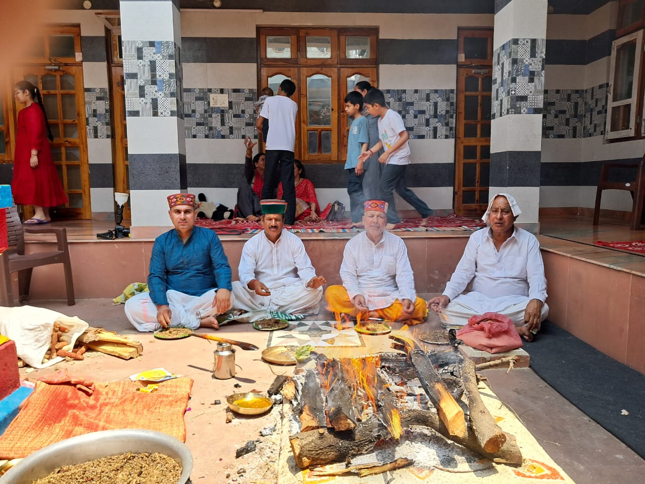 मांहूनाग मंदिर में हिमाचल आफ पाइन के गायक कार्तिक शर्मा ने गाए भजन