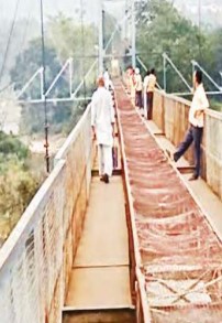 असुरक्षित झूला पुल पर झूलती जिंदगियां, रोजाना सैकड़ों लोग जान जो...