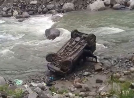मनाली में दर्दनाक हादसा: मनालसू नाले में गिरी जिमनी, दो युवकों क...
