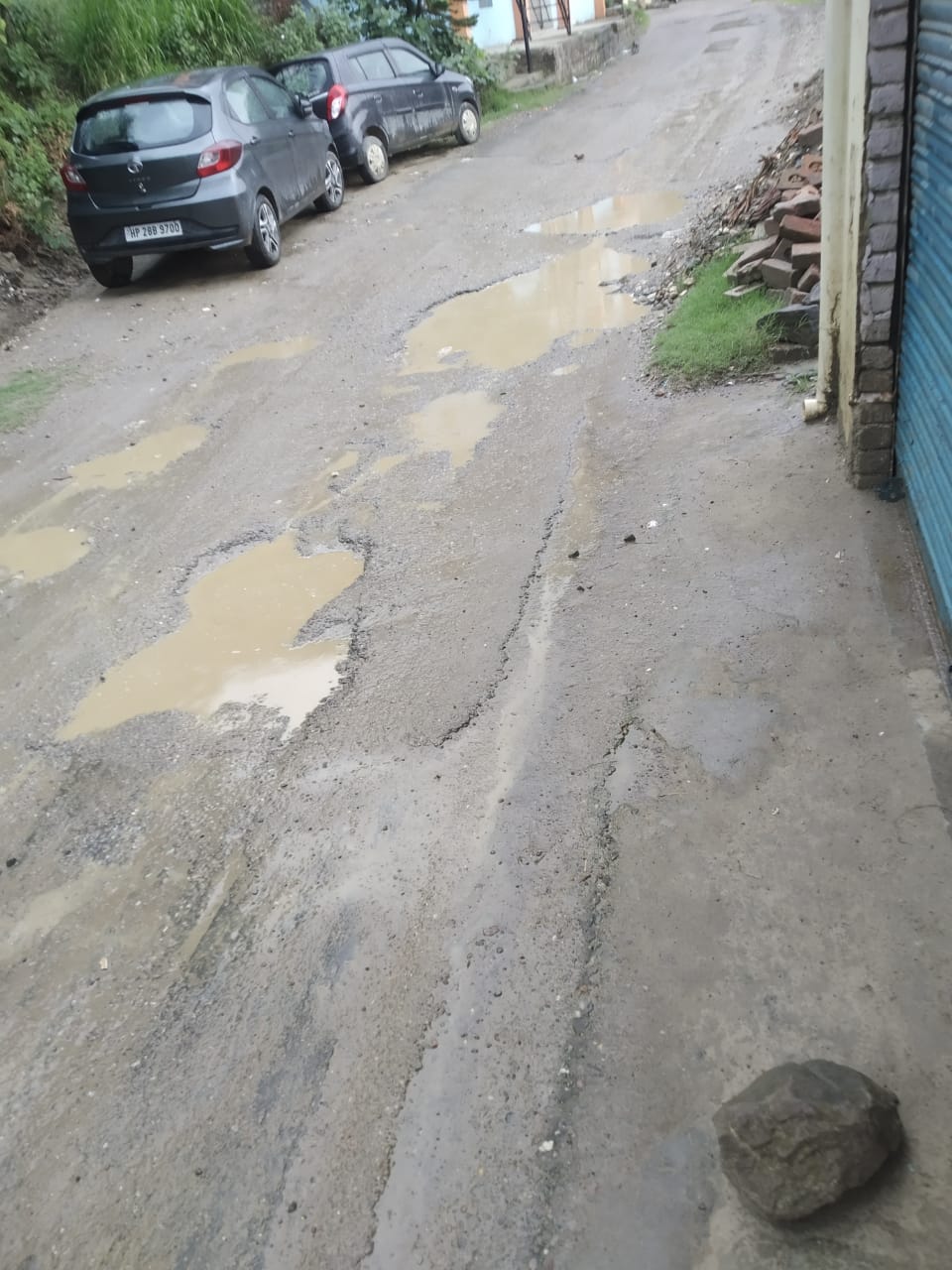 सरकाघाट–रिस्सा सड़क बनी मुसीबत, गहरे गड्ढों में भरा बारिश का पानी; मकानों के धंसने का खतरा बढ़ा
