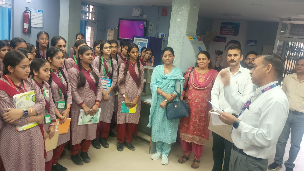 धर्मपुर में किशोरियों के लिए एक्सपोज़र विजिट आयोजित, 54  ने पुलि...