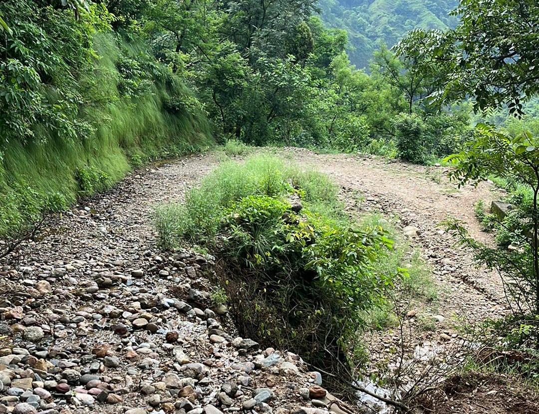 ऊटपुर पंचायत का भ्रां-बिनवा लिंक रोड बदहाल, आवाजाही बंद