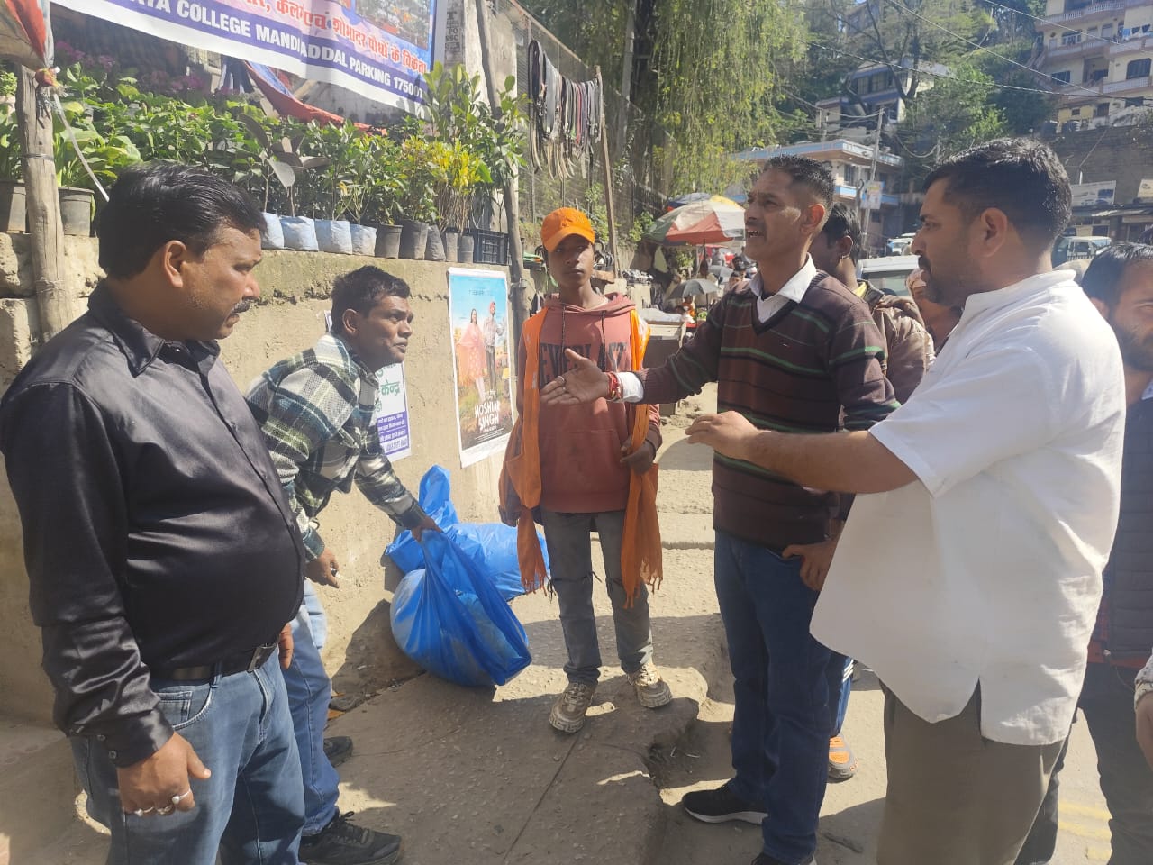 नगर निगम मंडी की सख्ती, तहबाजारियों के अवैध अतिक्रमण पर कार्रवाई