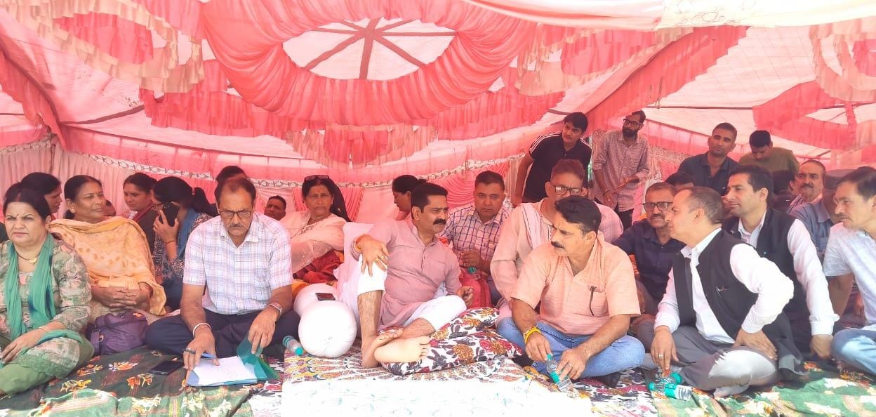 विधायक चंद्रशेखर एनएच के निर्माण में हो रही देरी पर अवाह देवी चौक पर अनिश्चितकालीन भूख हड़ताल पर बैठे