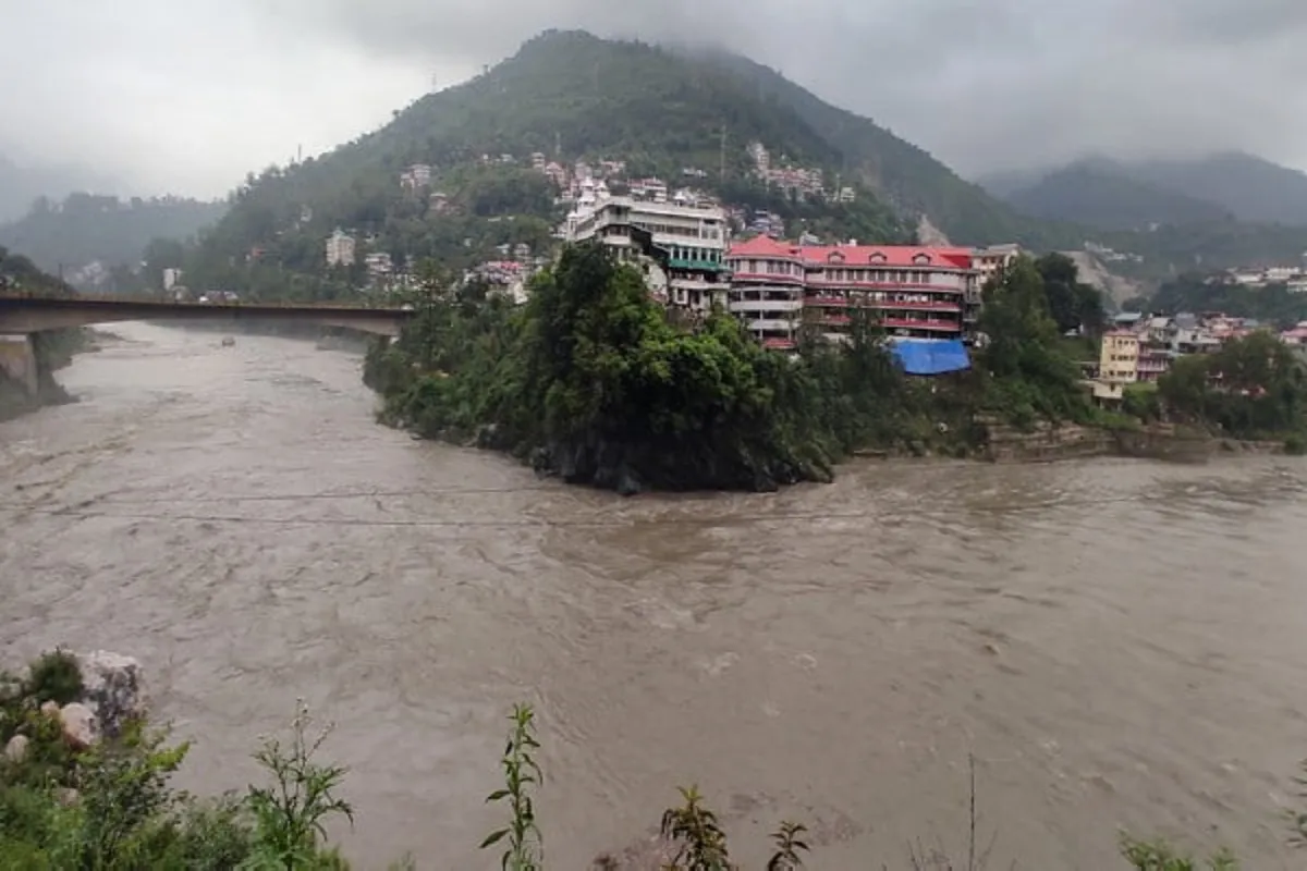 हिमाचल में मानसून का कहर: 46 सड़कें बंद, उफान पर नदी-नाले; 8 जुलाई तक भारी बारिश का अलर्ट