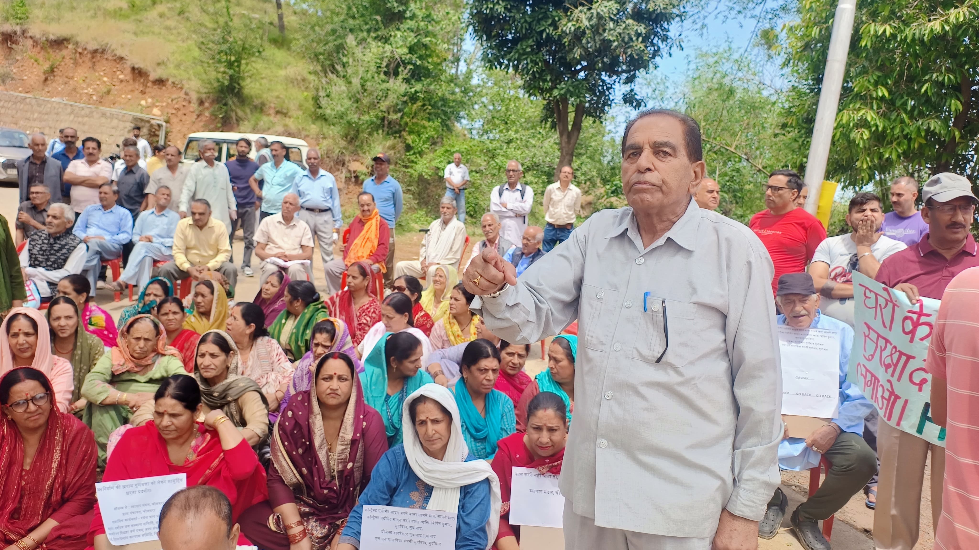 निर्माण कंपनी के खिलाफ चोलथरा में किया चक्का जाम, तीन घंटे हाईवे पर लगा रहा जाम