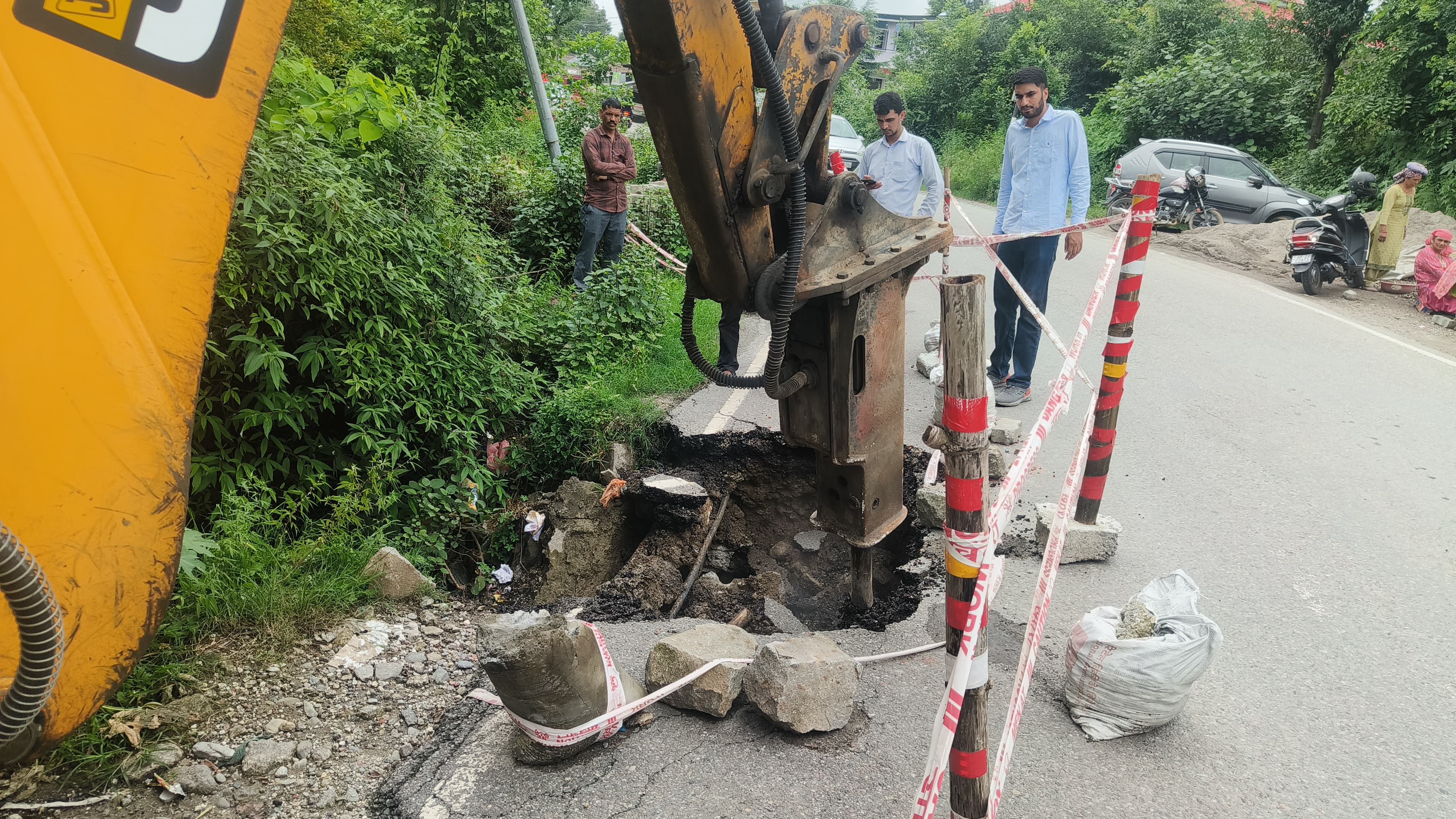 पठानकोट-मंडी एनएच-154 पर चौतड़ा के सुकाबाग में पुली धंसी, एनएचएआई ने शुरू किया मरम्मत कार्य