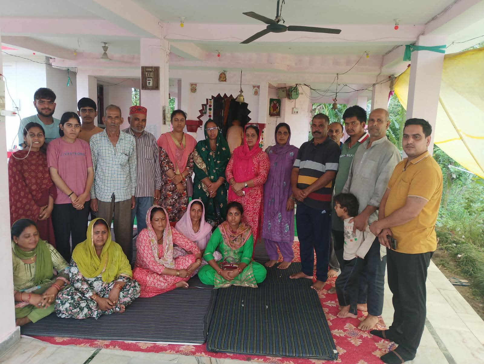 स्याठी गांव के बेघर परिवारों की मदद को आगे आए लोग और संस्थाएं