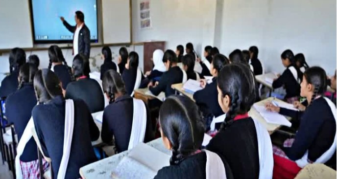 हिमाचल सरकार का बड़ा यू-टर्न: 12 सरकारी स्कूलों का विलय रद्द, सी...