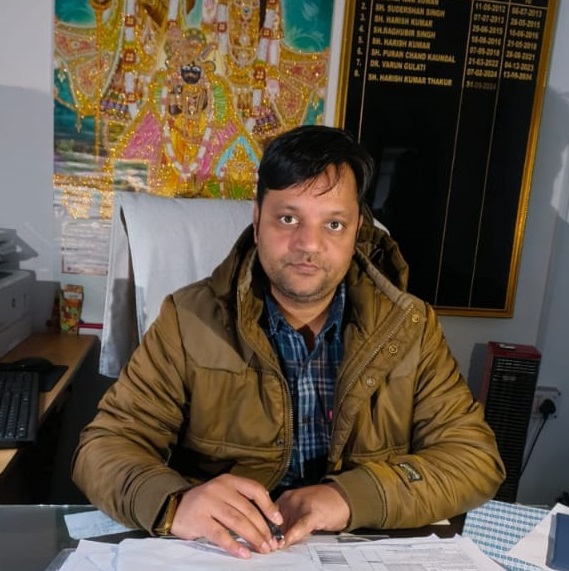 बारिश में नदियों से दूर रहे पर्यटक: हरीश