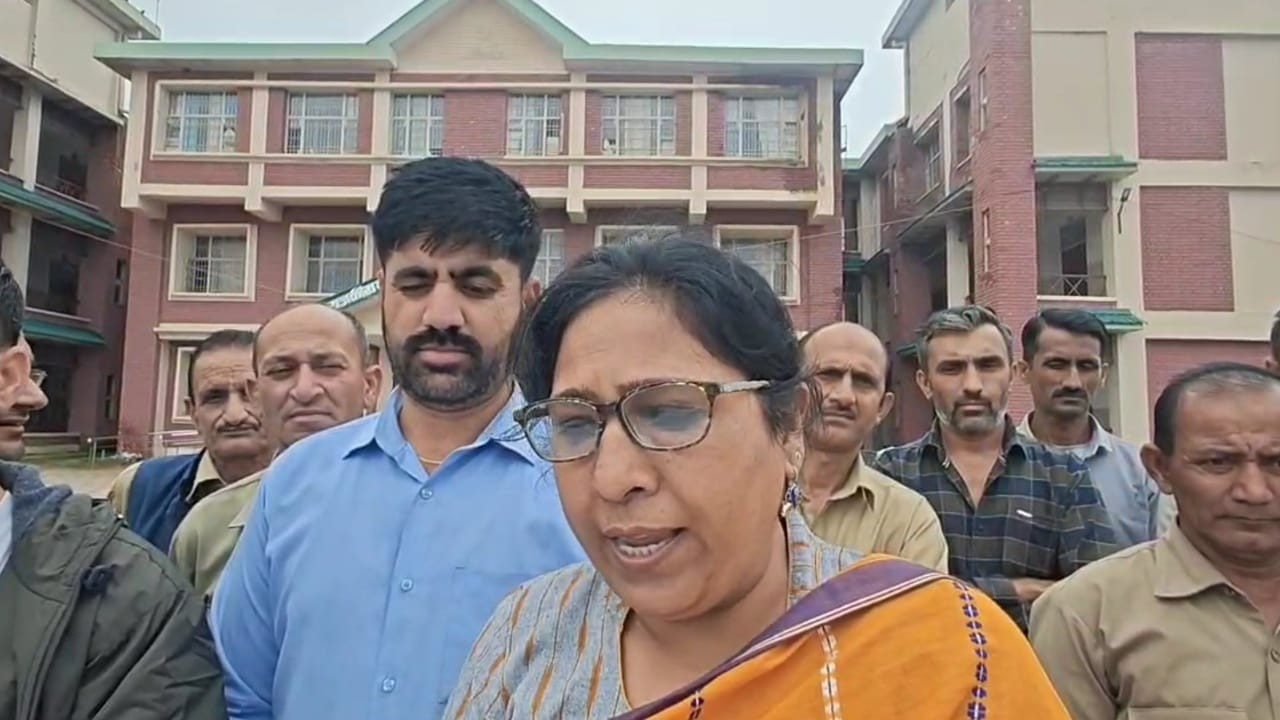 संगड़ाह कॉलेज की करोड़ों की इमारत भूस्खलन और खुदाई से खतरे में