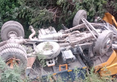 संगड़ाह में बजरी से लदा टिप्पर खाई में गिरा, चालक की मौत, एक घायल