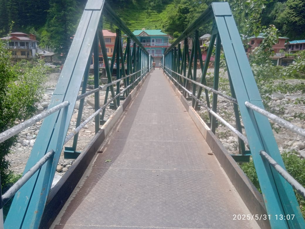 उहल नदी पर बने पैदल पुल पर कंकरीट डालने की मांग