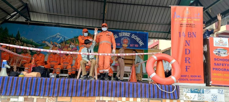 शिलाई स्कूल में आपदा प्रबंधन प्रदर्शनी एवं मॉक अभ्यास का हुआ आयोजन