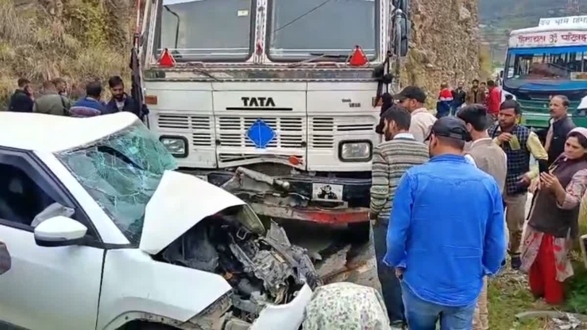 शिमला: NH-705 पर कार-ट्रक की भीषण टक्कर, कार के उड़े परखच्चे-बाल-बाल बचे सवार-