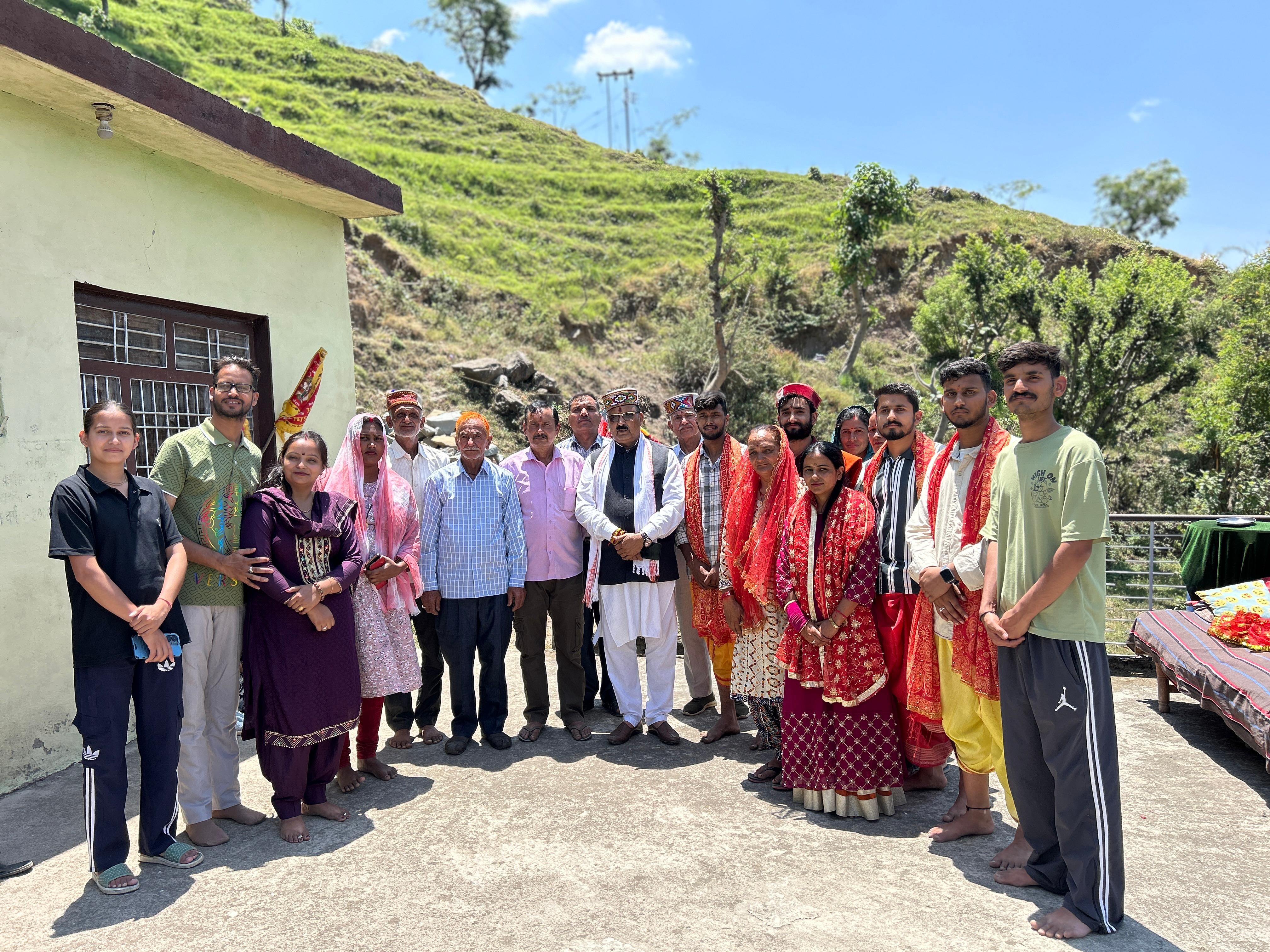 बल्ह विधायक ने किया मां दुर्गा महाकाली मंदिर लेदा का भूमि पूजन, मंदिर निर्माण के लिए 1 लाख देने की घोषणा की