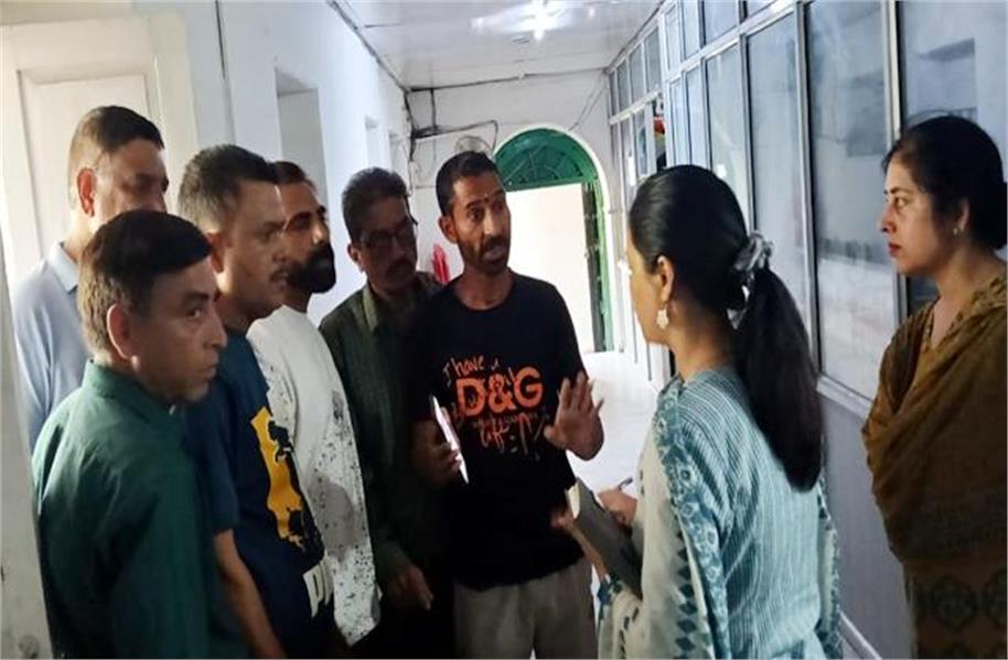 चंबा में ई-रिक्शा  के खिलाफ टैक्सी चालकों का विरोध तेज, नगर परिष...
