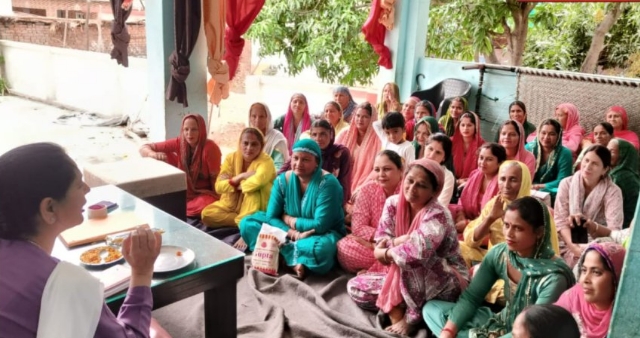 केवीके धौलाकुआं में कृषि संवाद कार्यक्रम के तहत किसानों को किया जा रहा जागरूक