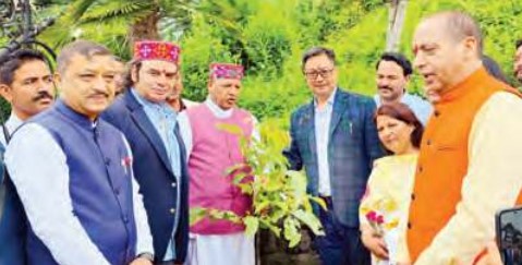 केंद्रीय मंत्री रिजिजू ने पौधरोपण कर प्रदर्शनी का किया उद्घाटन