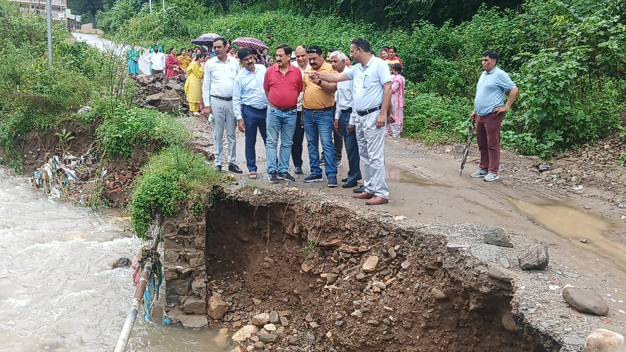 सुंदरनगर में भारी बारिश से डीएवी स्कूल तमरोह सड़क अवरुद्ध