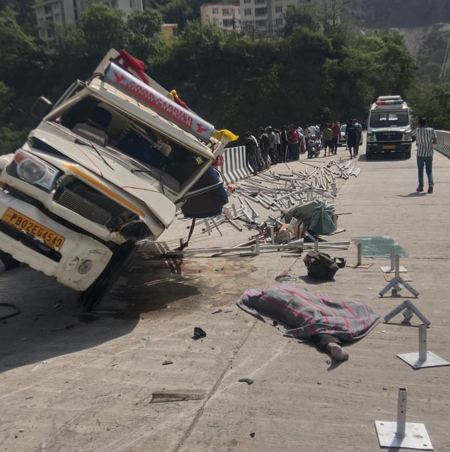 कटौला पुल पर दर्दनाक हादसा: आईआईटी कमांद जा रही पिकअप पुल की रेलिंग से टकराई, 5 की मौके पर मौत, चालक घायल