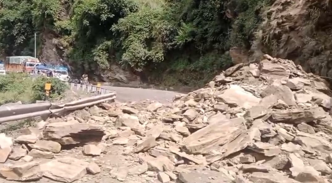 किरतपुर-मनाली फोरलेन जोगणी मोड़ के पास लैंडस्लाइड से 3 घंटे बाधित रहा