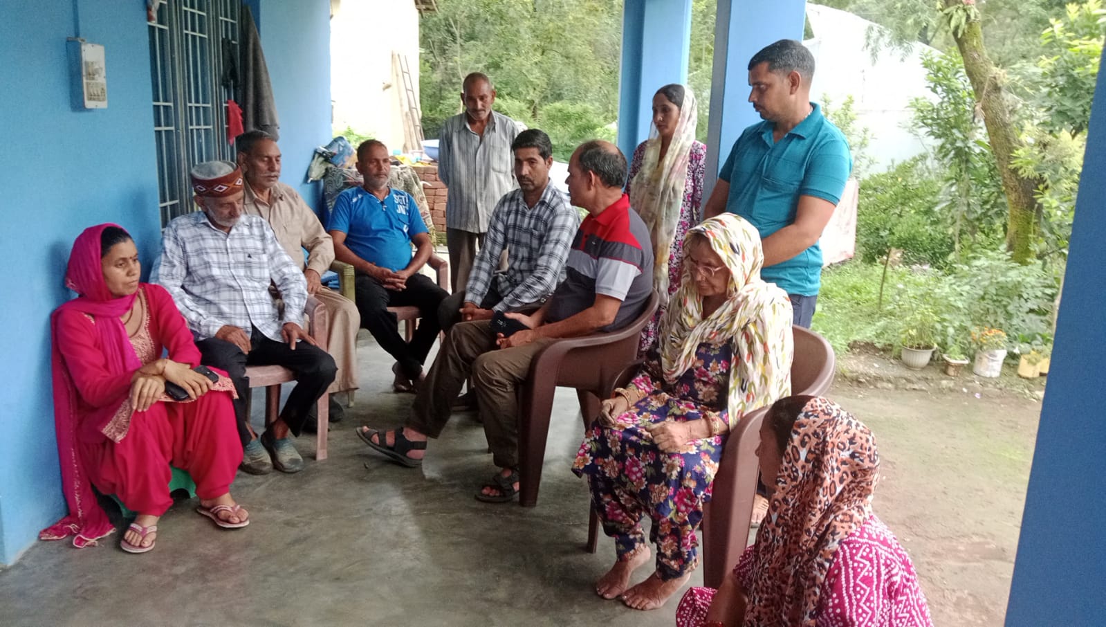 जिला परिषद सदस्य को ज्ञापन देने से रोके जाने पर बिफरे जनप्रतिनिधि, एक्सियन को हटाने की मांग