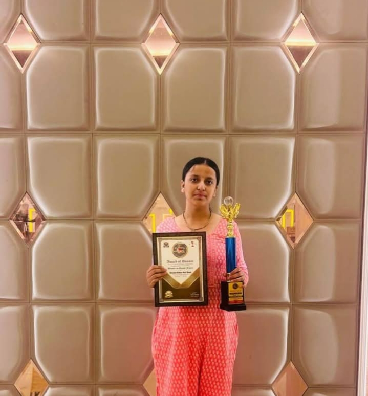 'किसमें कितना है दम' लेखन प्रतियोगिता में न्यू क्रिसेंट स्कूल की दीक्षा ठाकुर ने मारी बाज़ी