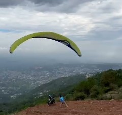 इंद्रूनाग पैराग्लाइडिंग साइट पर हादसा: गुजरात के पर्यटक की मौत...