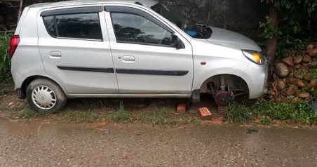 सड़क किनारे खड़ी आल्टो का टायर चुराकर फरार हुए चोर