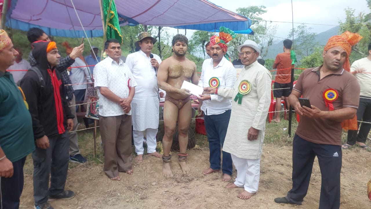 रोपड़ू मडोता में लखदाता छिंज मेले का भव्य आयोजन, मंडी के पंकज ने जीती कुश्ती