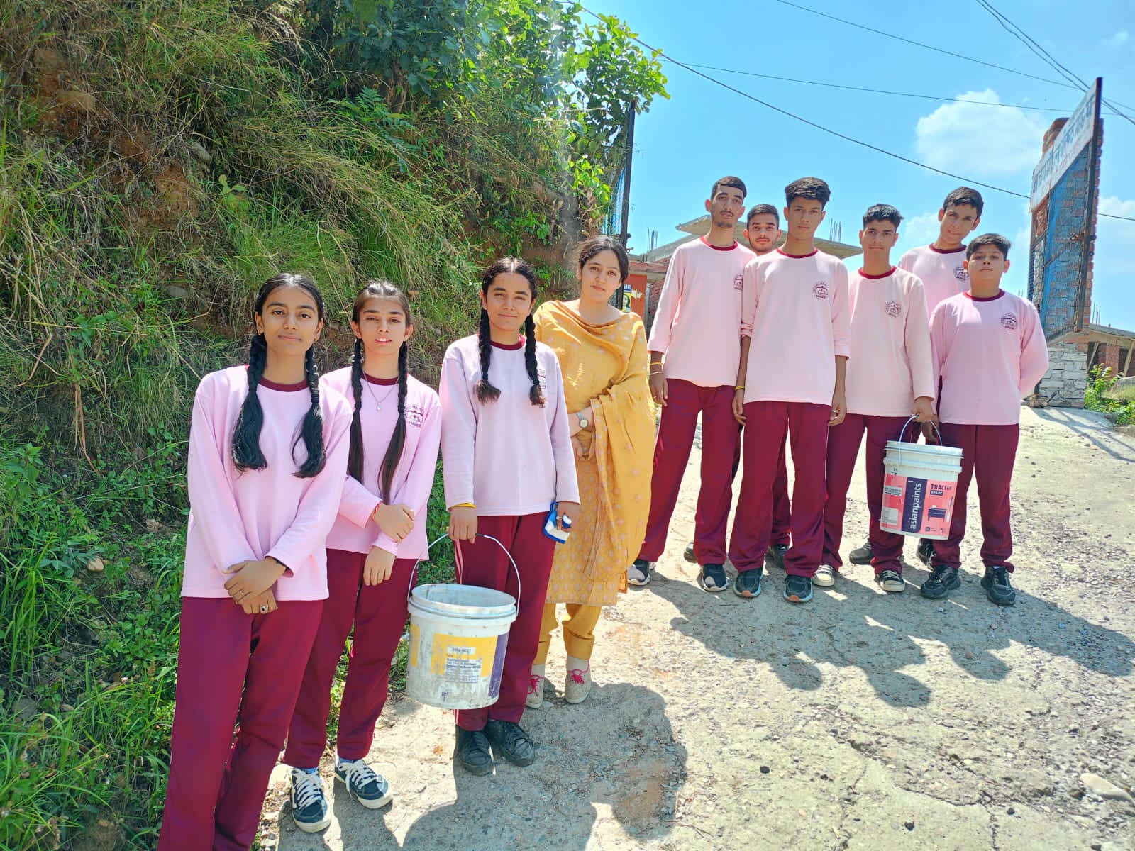 सरौन पंचायत में 10 दिनों से पेयजल की भारी दिक्कत  - हैंडपंपों से बड़ी मुश्किल से चलाया जा रहा है काम  - स्कूली बच्चों को हो रही है भारी दिक्कते 