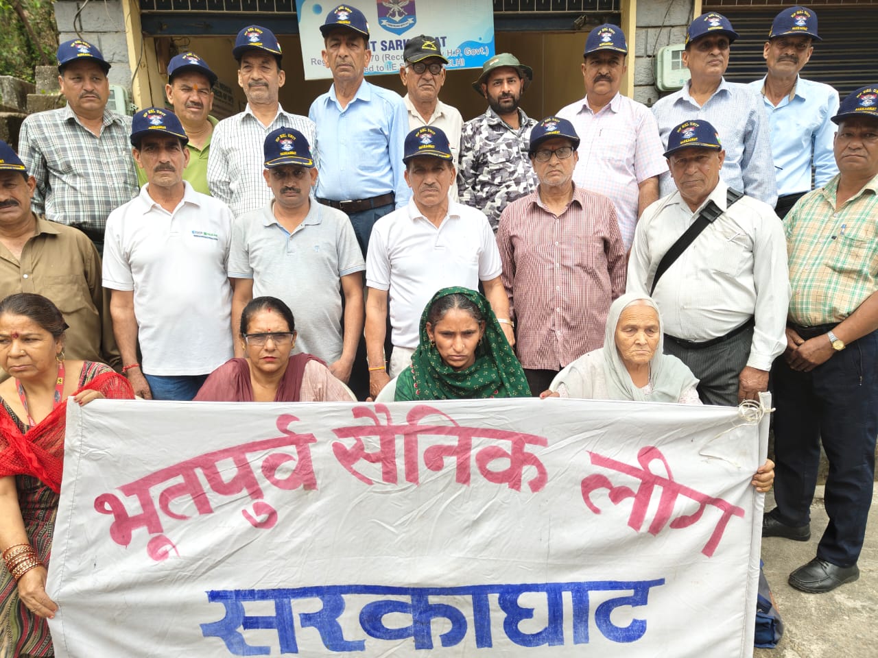 आतंकी हमले के विरोध में सरकाघाट एक्स सर्विस मैन लीग ने निकाली आक...