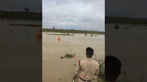 स्वां नदी में बढ़ा जलस्तर: मछली पकड़ने गए पांच प्रवासी बीच धार म...