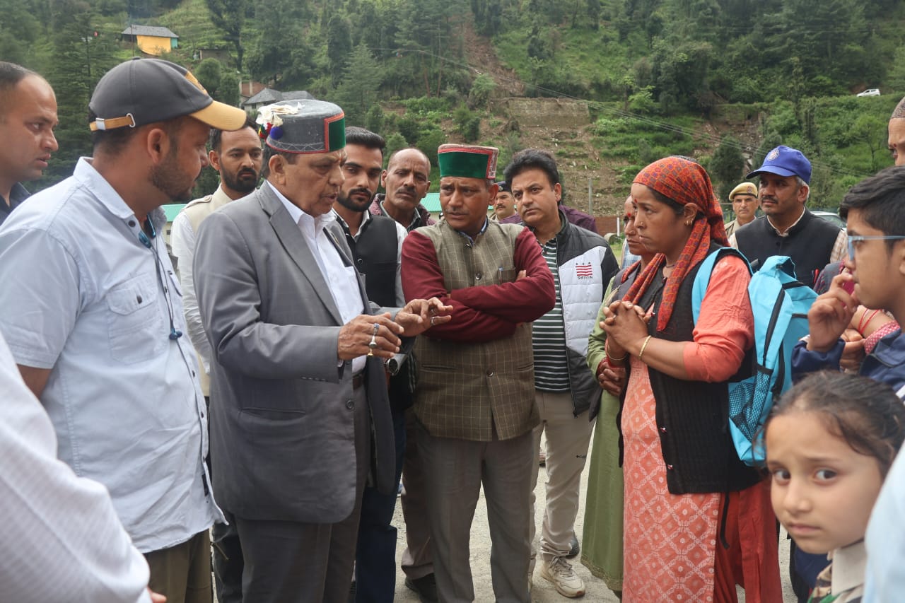 स्वास्थ्य मंत्री डॉ. धनी राम शांडिल ने सराज में आपदा प्रभावितों से की मुलाकात, राहत व पुनर्वास का दिया भरोसा