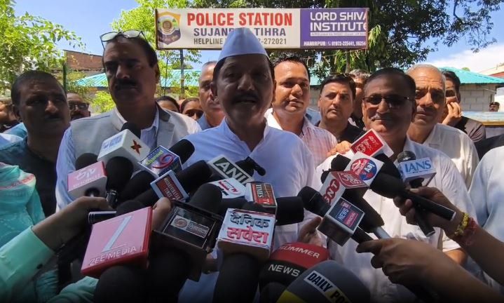 समर्थकों संग सुजानपुर थाने पहुंचे राजेंद्र राणा, बोले- “हथकड़ी लगानी है तो लगाएं, सच बोलना बंद नहीं करेंगे”