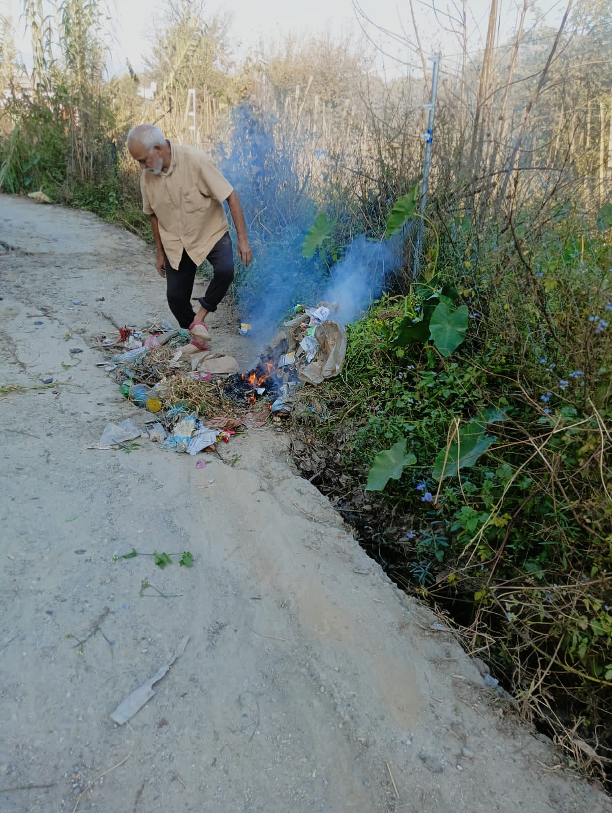 उपेक्षित जन्म जोगी कुल्ह में निकले सैंकड़ो किलो कूड़े को लगाया ठिक...