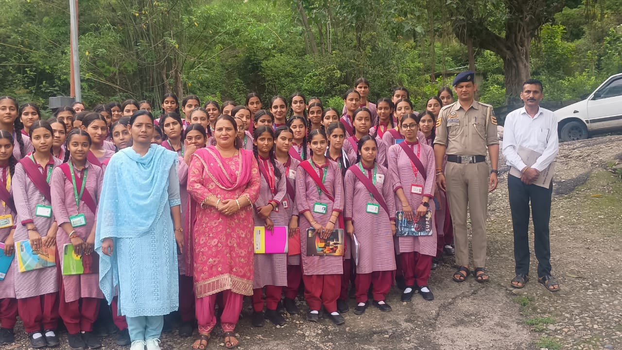 बेटी बचाओ-बेटी पढ़ाओ' अभियान के तहत धर्मपुर में किशोरियों का एक्...