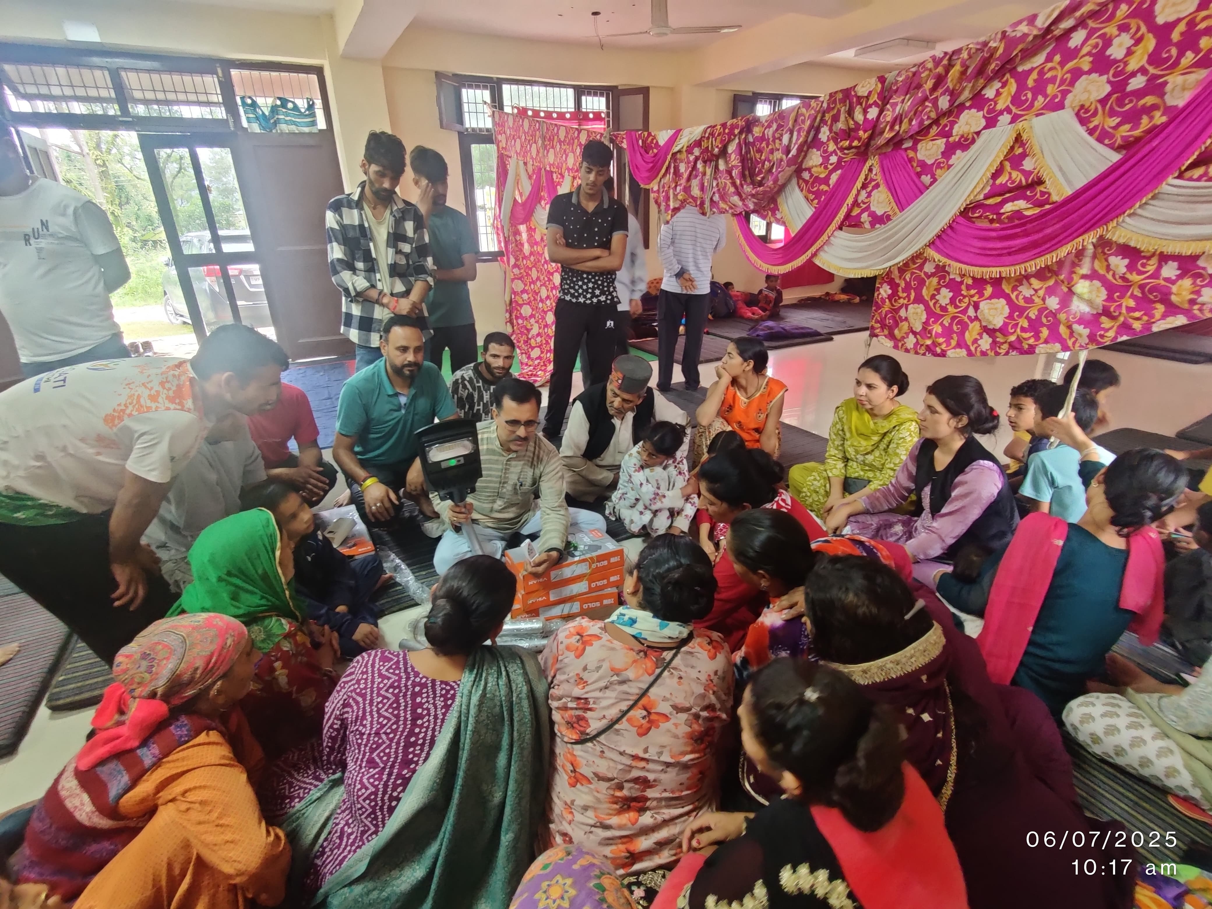 विस्थापित परिवारों से मिले जीवन ठाकुर, सुनीं समस्याएं और किए समाधान सुनिश्चित