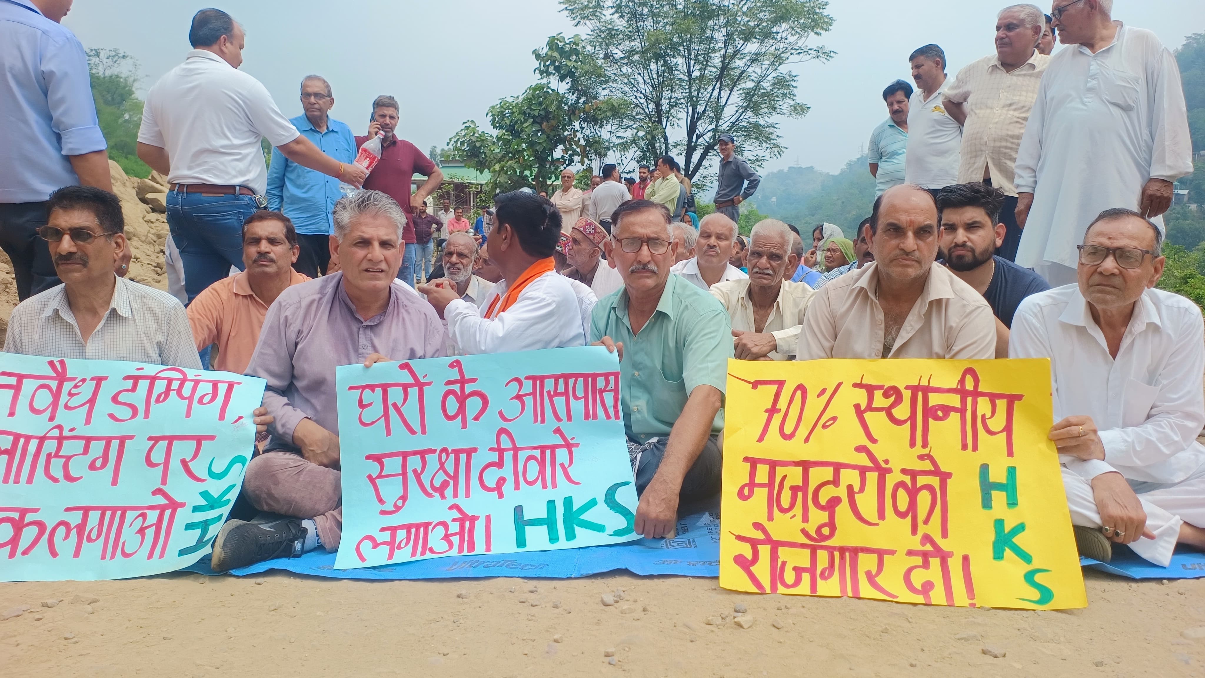 सब्र का बांध टूटा, एनएच निर्माण कंपनी के ख़िलाफ़ दमसेड़ा में हाईवे पर किसान सभा ने दिया धरना