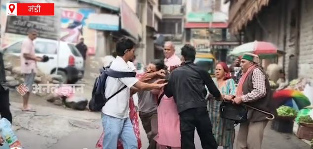 मंडी के चोहट्टा बाजार में रेहड़ी-फड़ी वालों के बीच मारपीट, सड़क...