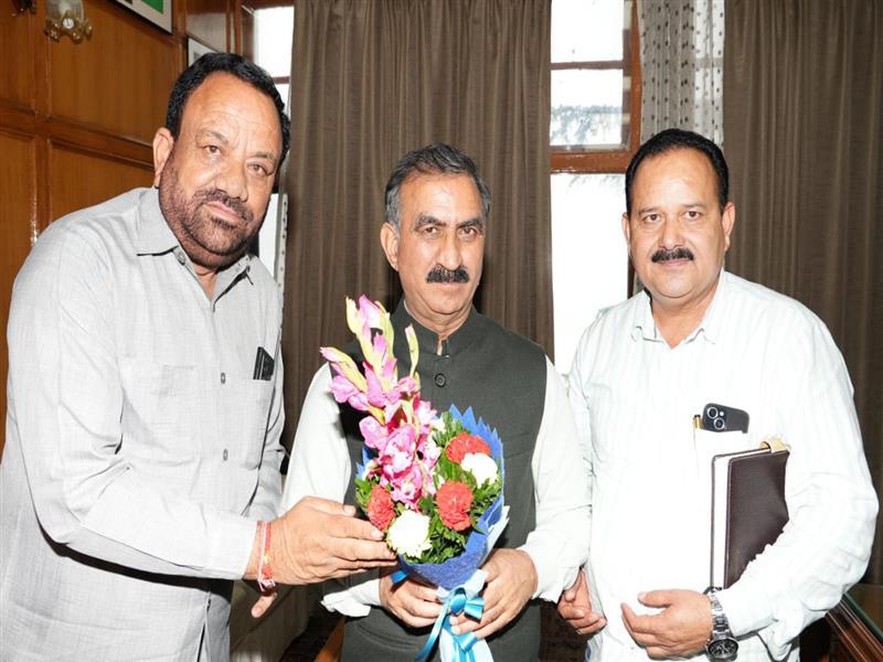 बामन देव ठाकुर ने मुख्यमंत्री को सौंपा आपदा पर विस्तृत पत्र सीएम ने डीसी मंडी को दिए राहत कार्य तेज करने के आदेश 