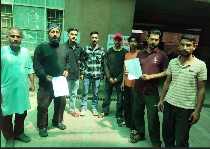 सरकाघाट में मजदूरों का फूटा गुस्सा: महीनों से सैलरी बकाया, SDM से लगाई न्याय की गुहार