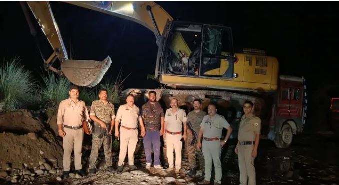 नूरपुर पुलिस का अवैध खनन पर शिकंजा, पंजाब माफिया की पोकलेन, दो JCB और 6 ट्रक जब्त