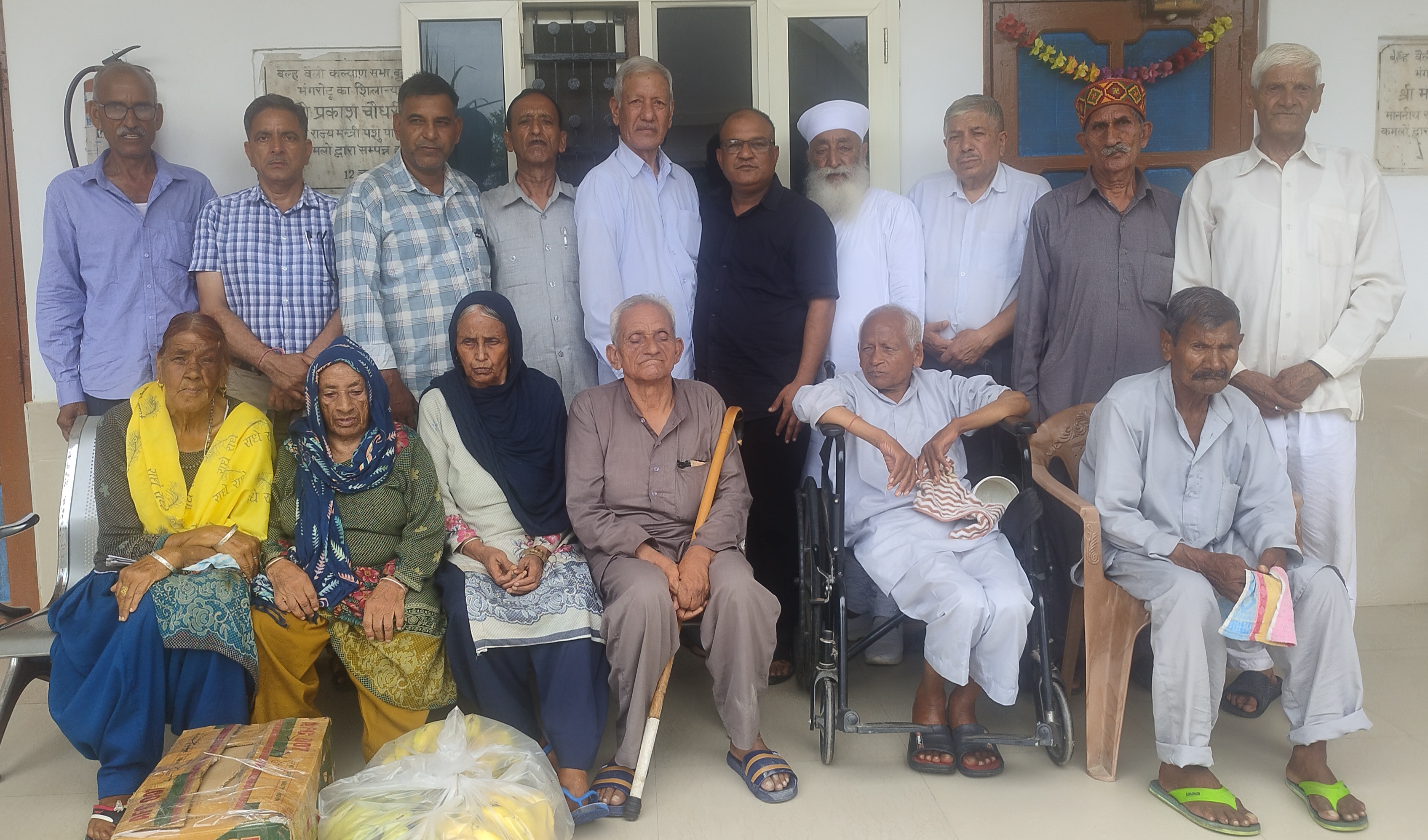 संस्थापक स्वर्गीय कुंवर हरि सिंह की पुण्यतिथि पर वृद्ध आश्रम भंगरोटू में बांटे फल