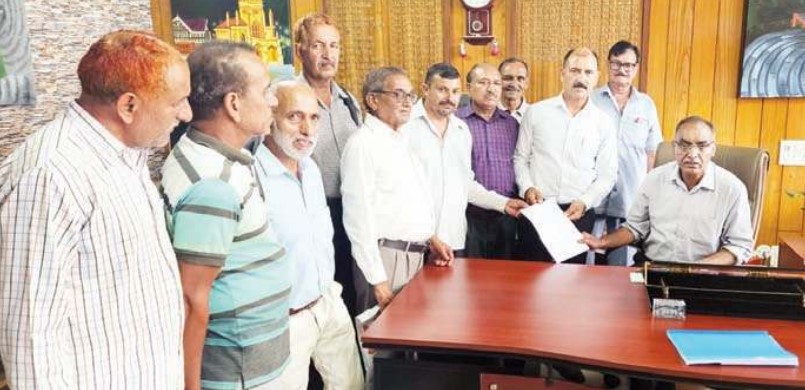 सुजानपुर के वार्ड हमीरपुर में मिलाने पर लोग रुष्ट